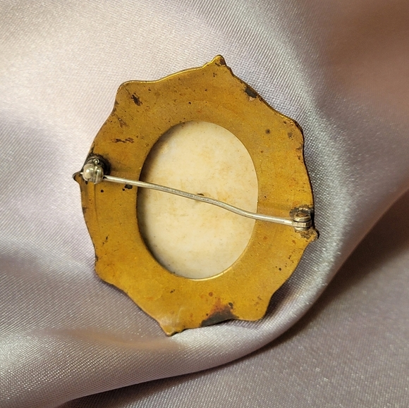 Victorian Hand Painted Porcelain Portrait Brooch. Gold Tone. Man & Woman Cameo - Picture 2 of 9